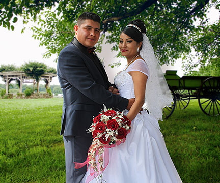 Novios en un jardín