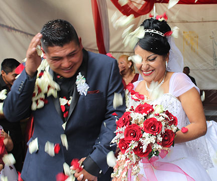 Novios saliendo de la iglesia